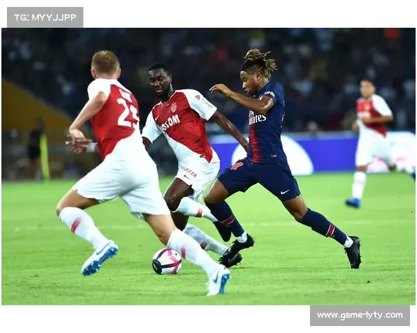 摩纳哥对阵巴黎圣日耳曼，萨利苏头球击中门柱